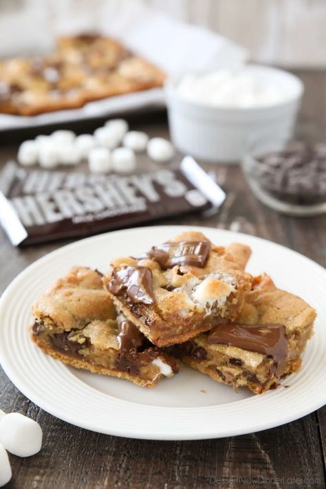 S'mores Cookie Bars are layered with graham crackers, cookie dough filled with marshmallows, and topped with chocolate bar pieces. It's an ooey gooey melty chocolate s'mores treat! Smores Cookies Bars, Smores Cookie, Bars Dessert, Cookie Dough Filling, Smores Cookies, Cookie Bar, Recipes Chocolate, Bar Recipes, Bar Cookies