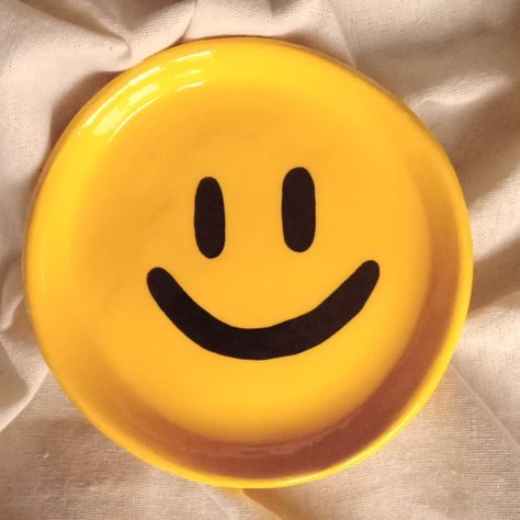 joyero de carita feliz hecho con resina y arcilla. Tiene un costo de $150.00 pesos y adivina que hacemos envios por paqueteria o por entregas personales😉 Diy Pottery Painting, Diy Pottery, Pottery Painting, Hello Kitty, Ceramics, Crochet, Art, Design