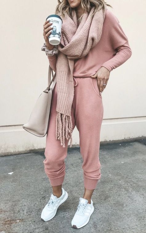 Pink Sweats Outfit, Cloth Study, Stylish Gym Outfits, Sporty Chic Outfits, White Sneakers Outfit, Cute Sporty Outfits, Preppy Fall Outfits, Sweats Outfit, Travel Clothes Women