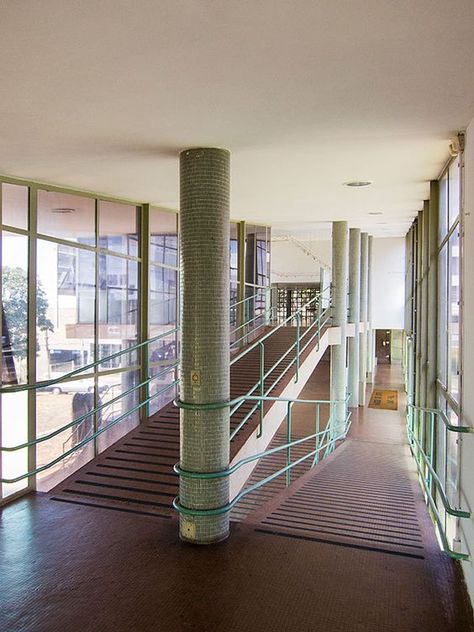 Estação Rodoviária de Londrina (1948). Exterior Corridor, Ramps Architecture, Wooden Handrail, Wooden Ramp, Ramp Design, Innovation Centre, Indoor Design, Architecture Design Concept, Resort Villa