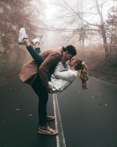 Photos Couple Mignon, Citation Entrepreneur, Art Couple, Couple Picture Poses, Couple Photoshoot Poses, Cute Couples Photos, Tumblr Photography, Photo Couple, Couple Photography Poses