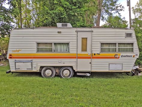 A woman transforms vintage RVs into dream vacation spots - Insider Retro Rv, Retro Trailers, Retro Trailer, Small Travel Trailers, Dream Vacation Spots, Vintage Camper Remodel, Old Campers, Diy Camper Remodel, Rv Makeover