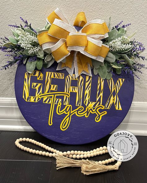 I am a KNIGHT through & through but love it when people have a passion for their hometown college. This was ordered recently pretty happy with the results. *18” Wooden Round Shown* 🐯• GEAUX Tigers! Wooden Door Hanger | LSU Door Hanger |College Spirit Front Door Decor | Housewarming Gift | Louisiana State University - Show your school spirit with our beautifully crafted wooden door hanger, perfect for supporting your LSU Tigers! A popular cheer for all LSU athletics, “Geaux Tigers,” pronou... Lsu Wreath, Lsu Door Hanger Painted Wood, Lsu Home Decor, Lsu And Saints Door Hanger, Lsu Wooden Signs, Lsu Door Wreaths, Football Door Hangers, Lsu Fans, Front Door Porch