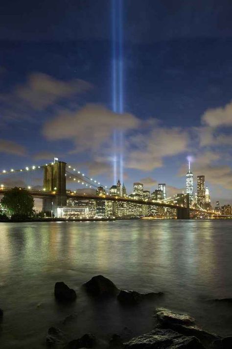 This is the view from behind the Brooklyn Bridge. | 14 Stunning Pictures Of The 9/11 Tribute In Light Twin Towers Memorial, Night Chicago, Tribute In Light, Chicago Night, Manhattan Times Square, Beams Of Light, Nyc Love, Chicago At Night, Freedom Tower