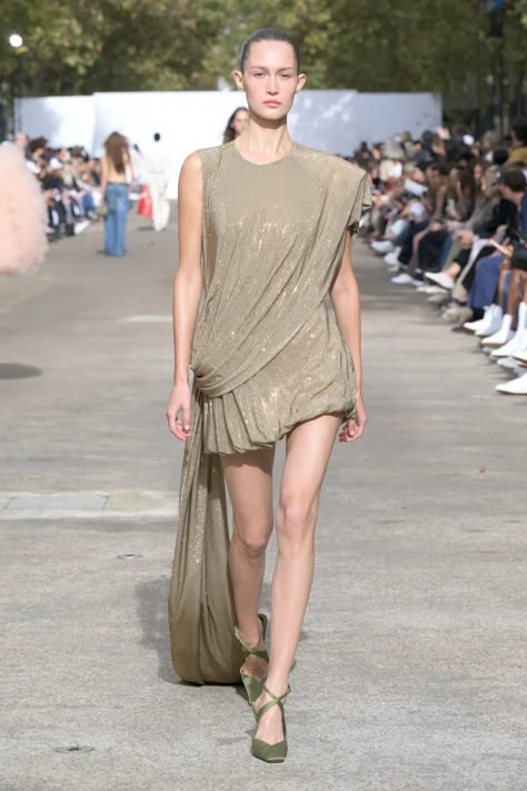 Stella McCartney Spring 2025 Ready-to-Wear Collection [PHOTOS] Lab Art, Trend 2025, 2024 Runway, Desert Storm, Red Carpet Ready, Boho Chic Outfits, Show Collection, April May, September 2024