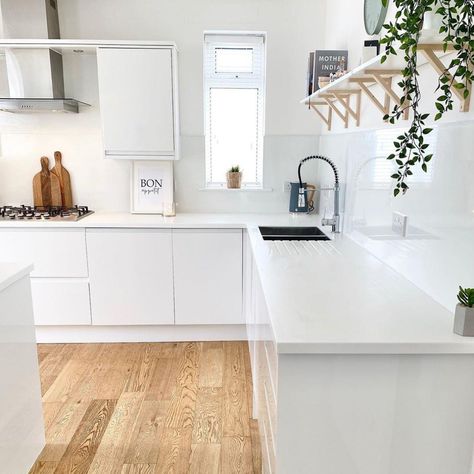 White Kitchen Howdens, Howdens Clerkenwell, Matt White Kitchen, White Kitchen Worktop, White Kitchen Units, Remodeling House, White Kitchen Inspiration, Paint House, Remodel House