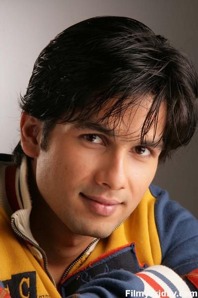 Shahid Kapoor - super cute! Great Actor! Bollywood Images, Swag Boys, Bollywood Pictures, Shahid Kapoor, Actor Picture, Indian Models, Syntax, Handsome Actors, Actor Photo