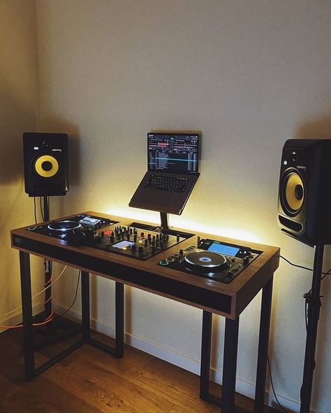 Dj Kit, Spotify Podcasts, Dorm Room Setup, Home Studio Desk, Music Production Equipment, Dj Decks, Dj Table, Home Recording Studio Setup, Recording Studio Setup