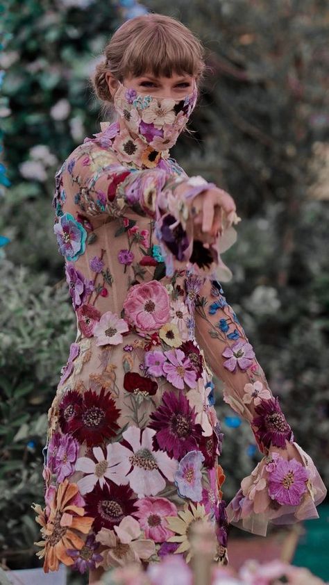 Taylor Swift Flower Dress, Tiny Wardrobe, Miss Americana, Grammys Red Carpet, Floral Embroidery Dress, Estilo Taylor Swift, Taylor Swift Wallpaper, Live Taylor, 3d Flowers