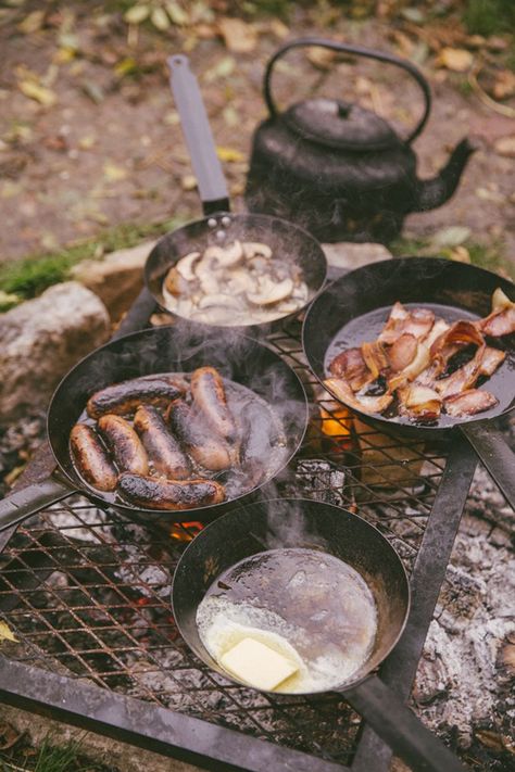 Francis Mallman, Camping Hacks Food, Camping Photography, Camping Aesthetic, Campfire Food, Fire Cooking, Campfire Cooking, Cast Iron Cooking, Camp Cooking