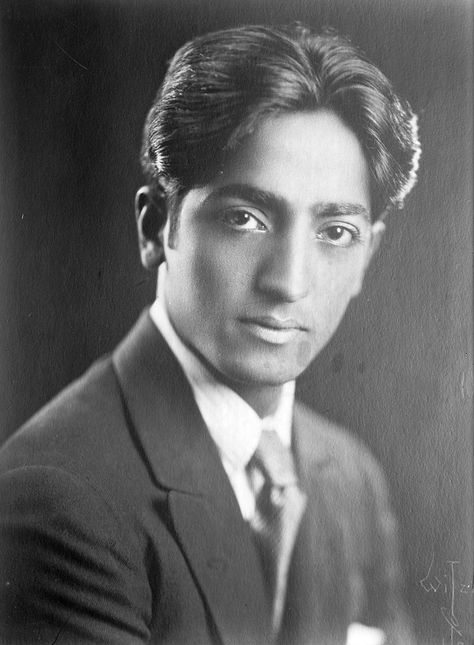 Jiddu Krishnamurti - Wikipedia Biographies To Read, Biographies For Kids, J Krishnamurti, Photoshoot Boy, Max Planck, Best Biographies, Classic Portrait, Indian Philosophy, Jiddu Krishnamurti