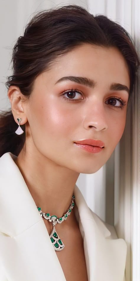 Bollywood Makeup, Makeup Looks Natural Full Face, Minimal Makeup Look, Light Makeup Looks, Alia Bhatt Photoshoot, Engagement Makeup, Soft Makeup Looks, Celebrity Makeup Looks, Garden Party Dresses