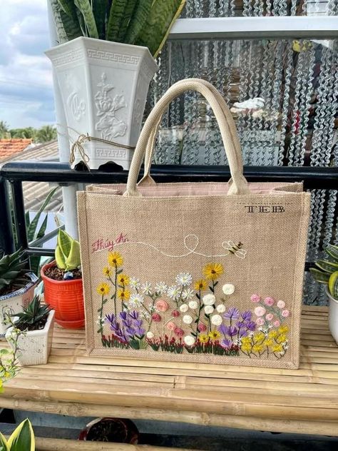 Jute Embroidery Bags, Beg Sulaman Benang, Embroidery Jute Bag, Embroidered Jute Bags, Jute Bag Embroidery, Embroidery On Jute Bags, Jute Bag Design, Jute Bags Design, Jute Handbags