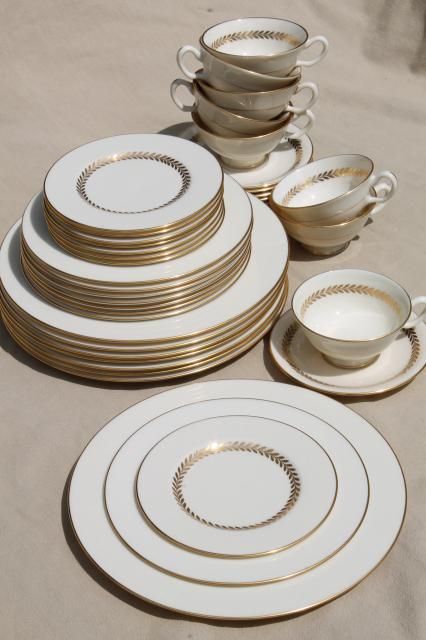 White And Gold Dinnerware, Dinnerware Sets Luxury, Dinnerware Set Modern, Kitchen Decor Collections, Rose Gold Kitchen, Crockery Design, Antique Tea Sets, Fine China Dinnerware, Fine Dinnerware