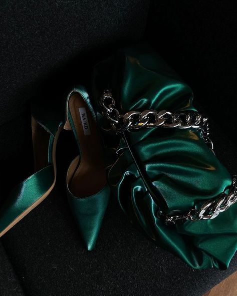 Green Academia, Green Branding, Forest Green Dresses, Heels Aesthetic, Purple Vibe, Dark Green Aesthetic, Shoes Heels Classy, Winter Fashion Outfits Casual, Luxury Aesthetic