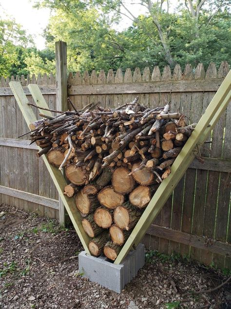 Decorating Backyard Patio, Cinder Block Wood Storage, Cinder Block Firewood Rack, Cinder Block Uses, Stacking Wood Outdoors, Stacking Wood Ideas, Storing Wood Outside, How To Stack Wood Outside, Wood Piles Ideas