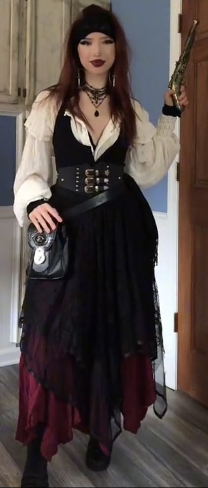 Renfest Pirate Woman, Pirate Dress Costume, Black Pirate Dress, Pirate Women Outfit, Dark Ren Faire Outfit, Pirate Fairy Aesthetic, Black Pirate Outfit, Pirate Outfits Female, Ren Faire Pirate Woman