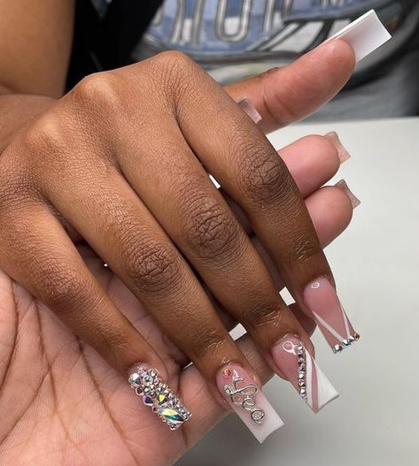 Leo Nails Acrylic Design, Cute And Simple Birthday Nails, Leo Nail Ideas, 21st Birthday Acrylic Nails, Leo Birthday Outfit, Birthday Nail Set Ideas Leo, Leo Nails Designs, 21 Birthday Nail Ideas, Leo Acrylic Nails