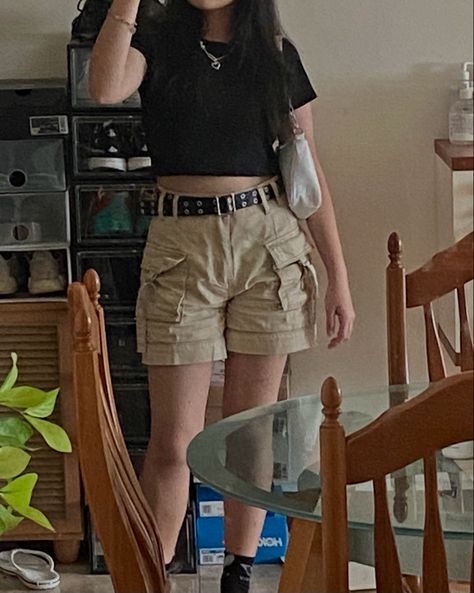 Outfits With Khaki Shorts, Khaki Shorts Outfit Women, Cargo Shorts Outfits Women, Cargo Outfits Women, Khaki Shorts Outfit, Cargo Shorts Outfit, Style Cargo Shorts, High Waisted Shorts Outfit, Khaki Pants Outfit