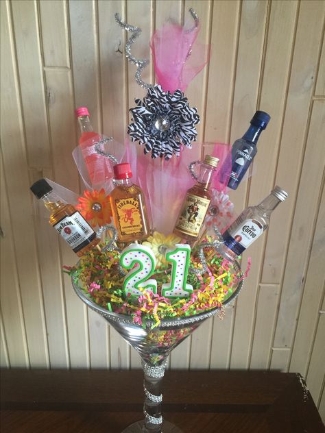 Shooter Bouquet Alcohol, Shooter Bouquet, Mini Alcohol Bouquet, 21st Birthday Beer Cake, Booze Bouquet, Alcohol Bouquet, 21st Birthday Party Favors, Birthday Beer Cake, Mini Alcohol Bottles