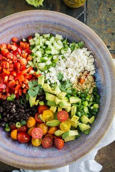 Black Bean Quinoa Salad with Lime Vinaigrette. This hearty salad is filled with healthy veggies and makes a great weekday lunch! Lime Quinoa Salad, Black Bean Quinoa Salad, Bean Quinoa Salad, Bean Quinoa, Lime Quinoa, Quinoa Salat, Black Bean Quinoa, Lime Vinaigrette, Hearty Salads