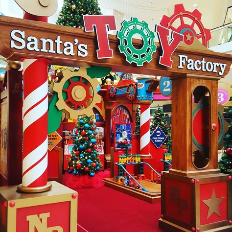 Santas Workshop Theme Decorations, Christmas Toy Factory, Christmas Cubicle Decorations, Christmas Toy Shop, Christmas Parade Floats, Santa Toys, Toy Factory, Toys Ideas, Xmas Theme