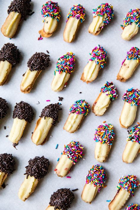 Skip the dry, stale bakery cookies and make your own bakery style butter cookies! They're perfect, buttery mouthfuls of deliciousness! Sprinkle Cookies Recipe, Italian Butter Cookies, Butter Cookies Easy, Bakery Cookies, Sprinkles Recipe, Dessert Platter, Candy Drinks, Butter Cookies Recipe, Sprinkle Cookies