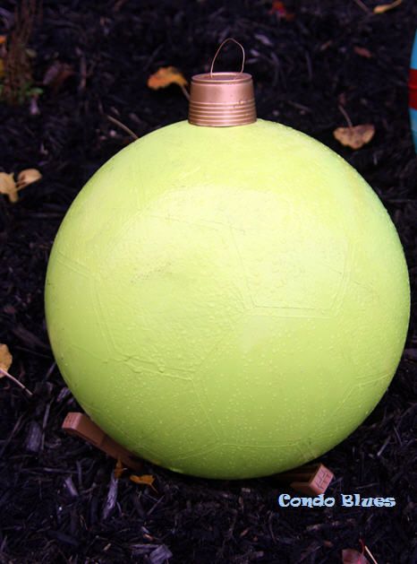 Condo Blues: How to Make Easy DIY Outdoor Giant Christmas Ornament Decorations Oversized Yard Ornaments Diy, Oversized Christmas Ornaments Diy, Giant Christmas Balls Outdoor, Diy Outdoor Ornament Balls, Diy Round Ornaments Christmas Balls, Christmas Decor Garage Door, Dyi Outdoor Christmas Decorations, Diy Large Christmas Ornaments Outdoor, Diy Large Ornament Balls