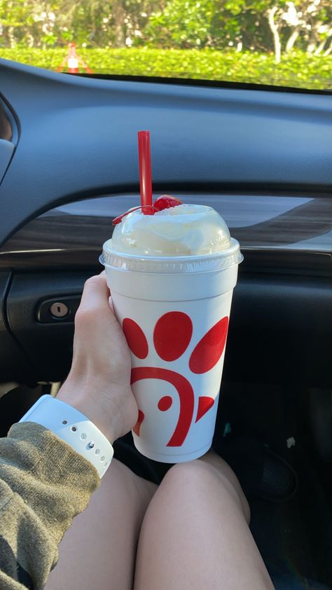 Chick Fil A Milkshake, Banana Pudding Milkshake, College Food Ideas, Chick Fa La, Fast Food Orders, Preppy Food, Tea Drink Recipes, Road Trip Food, Vanilla Milkshake