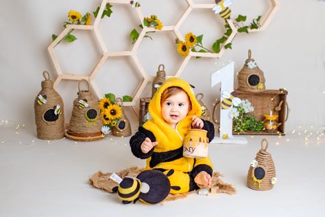 Bee Photoshoot, Honey Bee Theme, Bday Shoot, Toddler Photoshoot, Milestone Pictures, Smash The Cake, Baby Bee, Bee Theme, Smash Cake