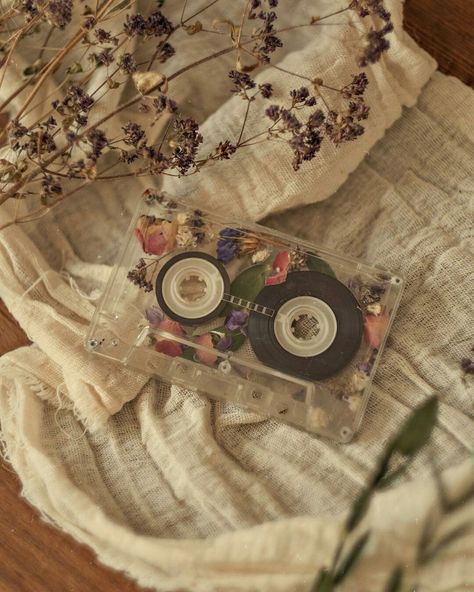 Paper Flowers Photography, Vintage Flower Garden Aesthetic, Spring Vibes Aesthetic Vintage, Paintings Aesthetic Vintage, Aesthetic Pictures Music, Aesthetic Music Pictures, Paper Flowers Aesthetic, Wild Flower Aesthetic, Painting Aesthetic Vintage