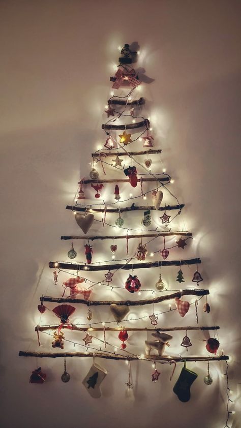 Handmade DIY 2D Christmas tree from sticks, rustic ornaments. Choinka rustykalna z patyków 2d Christmas Tree, Christmas Crafts Diy Gifts, Stick Christmas Tree, Christmas Porch Decor, Christmas Themes Decorations, Christmas Decorations Bedroom, Christmas Decorations Diy Outdoor, Christmas Handmade, Diy Christmas Decorations Easy