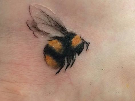 Bumble Bee Flowers Tattoos for Women | 1000+ images about Bugs on Pinterest A Small Tattoo, Bumble Bee Tattoo, Kunst Tattoos, Bee Tattoo, Celtic Tattoos, Trendy Flowers, Bee Art, Skull Tattoos, Small Tattoo