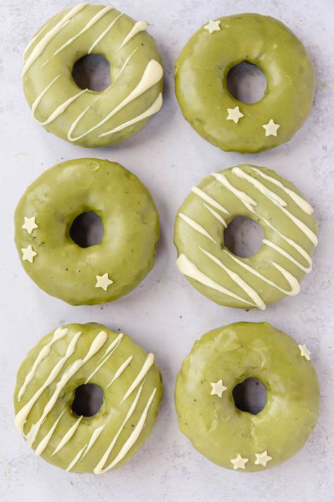 Donat Glaze, Matcha Muffins, What Is Matcha, Green Donut, Sweet Matcha, Vegan Doughnuts, Donut Art, Matcha Benefits, Matcha Recipe