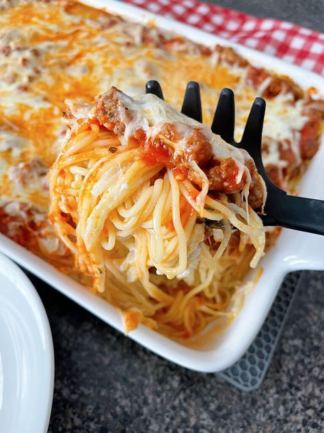 Tiktok Spaghetti Alfredo, Baked Spagetti, Tiktok Spaghetti, Pasta Casserole Dishes, Spaghetti Alfredo, Dessert Bars Recipes Easy, Creamy Spaghetti, Easy Bar Recipes, Baked Spaghetti Recipe