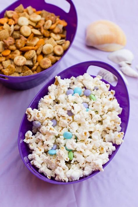 Fish chex mix and mermaid munch popcorn - Under the Sea birthday party Vegetable Tray Ideas, Birthday Party Under The Sea, Dolphin Birthday Parties, Dolphin Birthday, Pirate Mermaid, Mermaid Pirate Party, Sea Party Ideas, Under The Sea Birthday Party, Ocean Birthday Party