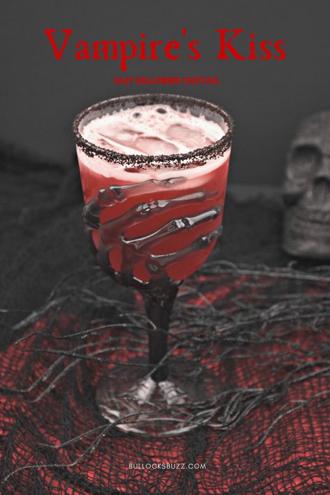 Red Cocktail Recipe, Black Goblets, Easy Halloween Cocktails, Kiss Cocktail, Halloween Themed Drinks, Halloween Themed Desserts, Halloween Party Drinks, Halloween Parejas, Vampire Kiss