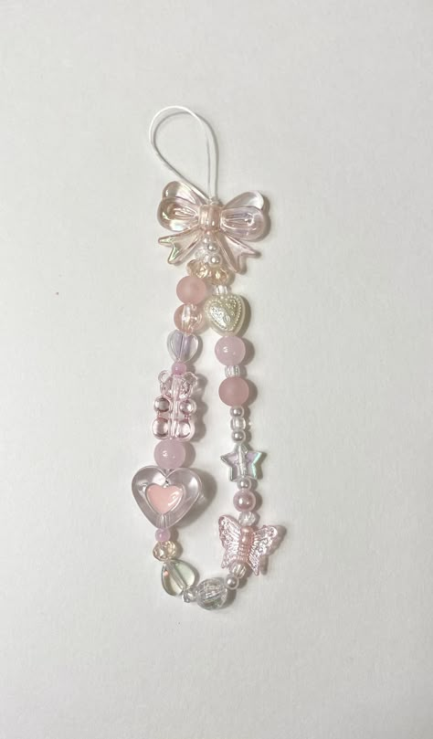 Pink And White Phone Charm, Key Charms Diy, How To Make Lanyards Beads, Handmade Keychains Beads, Diy Phone Lanyard, Cute Beaded Keychains, Phone Keychain Diy, Bead Charms Patterns, Kpop Phone Charms