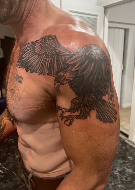 cover up tattoo, eagle tattoo, black and grey tattoo, shoulder tattoo,realism eagle tattoo, realism tattoo Rib Cover Up Tattoos For Men, Shoulder To Back Tattoo Men, Harley Eagle Tattoo, Eagle On Shoulder Tattoo, Hawk Shoulder Tattoo, Realism Eagle Tattoo, Eagle Tattoo Shoulder, Outer Bicep Tattoo Men, Eagle Tattoo Men