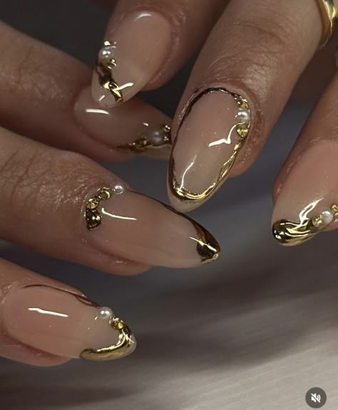 Gold Detail Nails Simple, Fancy Classy Nails, Wedding Nails Gold Accent, Velvet Acrylic Nails, Pearl Gold Nails, Gold Velvet Nails, Nails Designs With Gems, Convocation Nails, Simple Gold Nail Designs