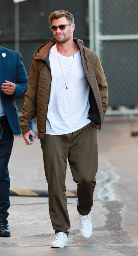 Chris Hemsworth Fashion Style, Chris Hemsworth Outfit, Chris Hemsworth Style, Mens Business Casual Outfits, Chris Hemsworth Thor, Most Handsome Actors, Men Street Fashion, Mens Workwear, Cool Outfits For Men