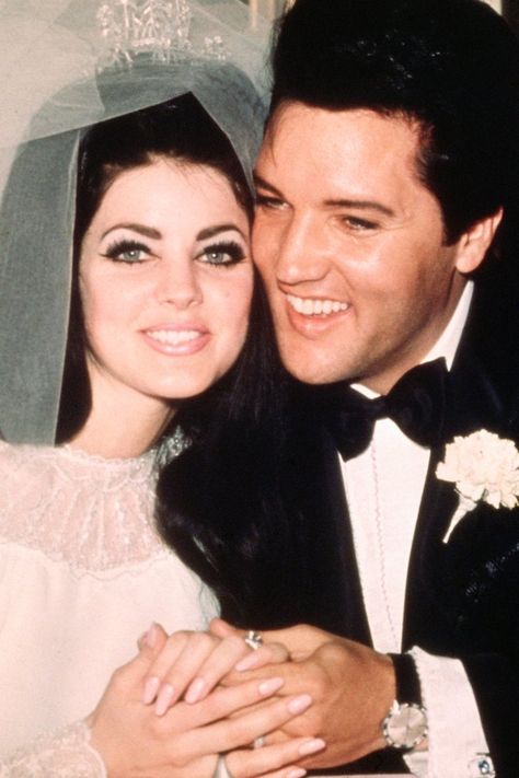 17 Photos of Elvis and Priscilla Presley That Will Have You Humming "Love Me Tender" Elvis Wedding, Jonathan Rhys Meyers, Elvis And Priscilla, Priscilla Presley, Lisa Marie Presley, Andrew Lincoln, Memphis Tennessee, Famous Couples, Sofia Coppola