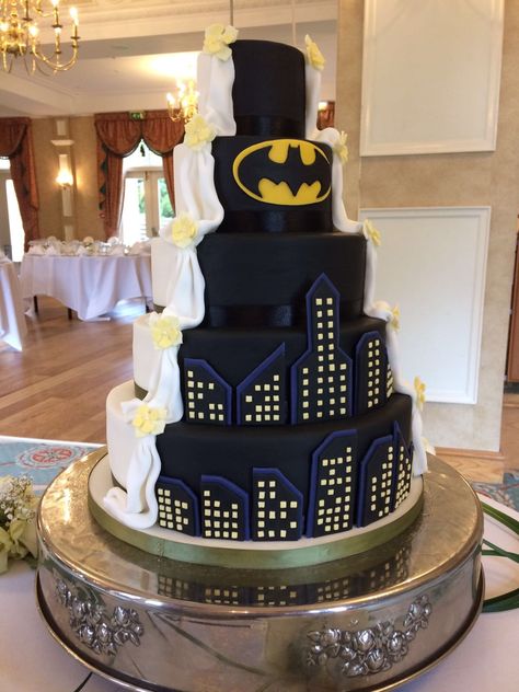 Batman Quinceanera, Batman Wedding Cake, Batman Wedding Cakes, Hair Braid Designs, Batman Wedding, Batman 1966, Batman Spiderman, Batman Pictures, Couple Stuff