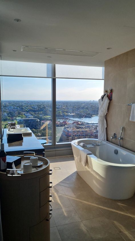 Luxury hotels bathroom city Bathroom Ideas Big Window, Nice Apartment Bathroom, High Rise Apartment Bathroom, City Bathroom Aesthetic, Penthouse Apartment Aesthetic Bathroom, New York City Apartment Bathroom, Nyc Apartment Aesthetic Bathroom, New York Bathroom Ideas, Bathroom City View