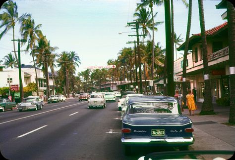 https://flic.kr/p/XXaAjW | Honolulu, Hawaii — 1961 | Approaching "Royal Block" of Kalakaua Blvd. Thanks www.flickr.com/photos/kamaaina56. Blue tiled building on left at corner of Lewers. © Original 35mm Ektachrome. Extreme fading repair. Hawaii Aesthetic Vintage, Vintage Hawaii Aesthetic, Hawaii Postcard, Hawaii Wallpaper, 80s Miami, 1950s Aesthetic, Vintage Hawaii Photography, Hawaii Fashion, Hawaiian History