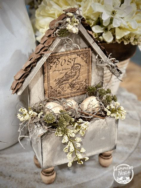 Diy Bird Crafts Decor, Valentine Bird House, Diy Christmas Bird Houses, Spring Decoupage Ideas, Shabby Chic Easter Decor Diy, Wood Biscuit Crafts, Christmas Birdhouses Ideas, Birdhouse Decorations, Bird Diy Crafts