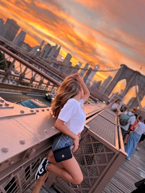 Brooklyn bridge traveling girl new york city Nyc Poses New York City, Brooklyn Bridge Poses, New York Pictures Ideas, Brooklyn Bridge Picture Ideas, New York Picture Ideas, Brooklyn Bridge Pictures, Nyc Vacation, New York City Pictures, Nyc Photoshoot