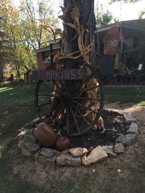 Minimalist Fall Porch, Primitive Front Porch Ideas, Fall Outdoor Decor Porch, Primitive Fall Decor, Fall Outdoors, Primitive Fall, Rustic Fall Decor, Primitive Halloween, Prim Decor