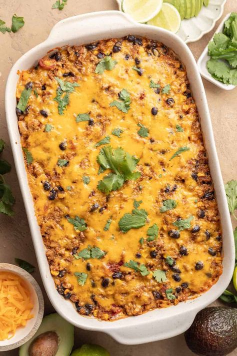 This healthy Mexican quinoa casserole is the perfect weeknight meal. It's protein packed with ground turkey, quinoa, and beans and makes great leftovers for the week! It's naturally gluten free, and can easily be made dairy-free and vegetarian or vegan! Crockpot Quinoa Recipes, Healthy Dinner Quinoa, Mexican Quinoa Casserole, Quinoa Meals, Quinoa And Beans, Gluten Free Gingerbread Men, Healthy Chicken Tortilla Soup, Turkey Quinoa, Quick Guacamole