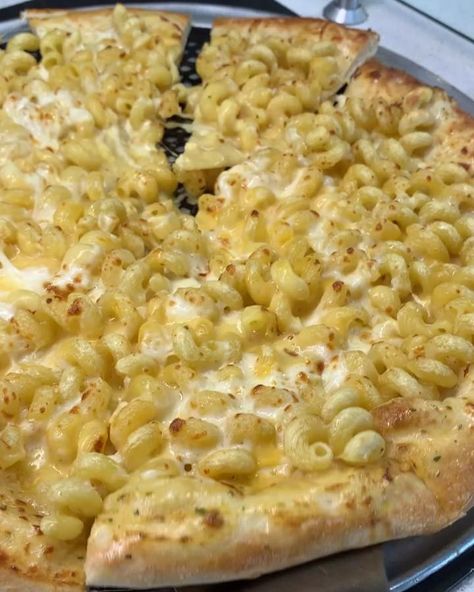 🧀MAC & CHEESE PIZZA🍕 . 🧀Cheese pizza topped with ooey gooey Macaroni pasta Would you eat this yes or no?! Also, guess where I found this… Mac N Cheese Pizza, Mac And Cheese Pizza, Pizza Cheese, Four A Pizza, Macaroni Pasta, Ooey Gooey, Cheese Lover, Earning Money, Yes Or No